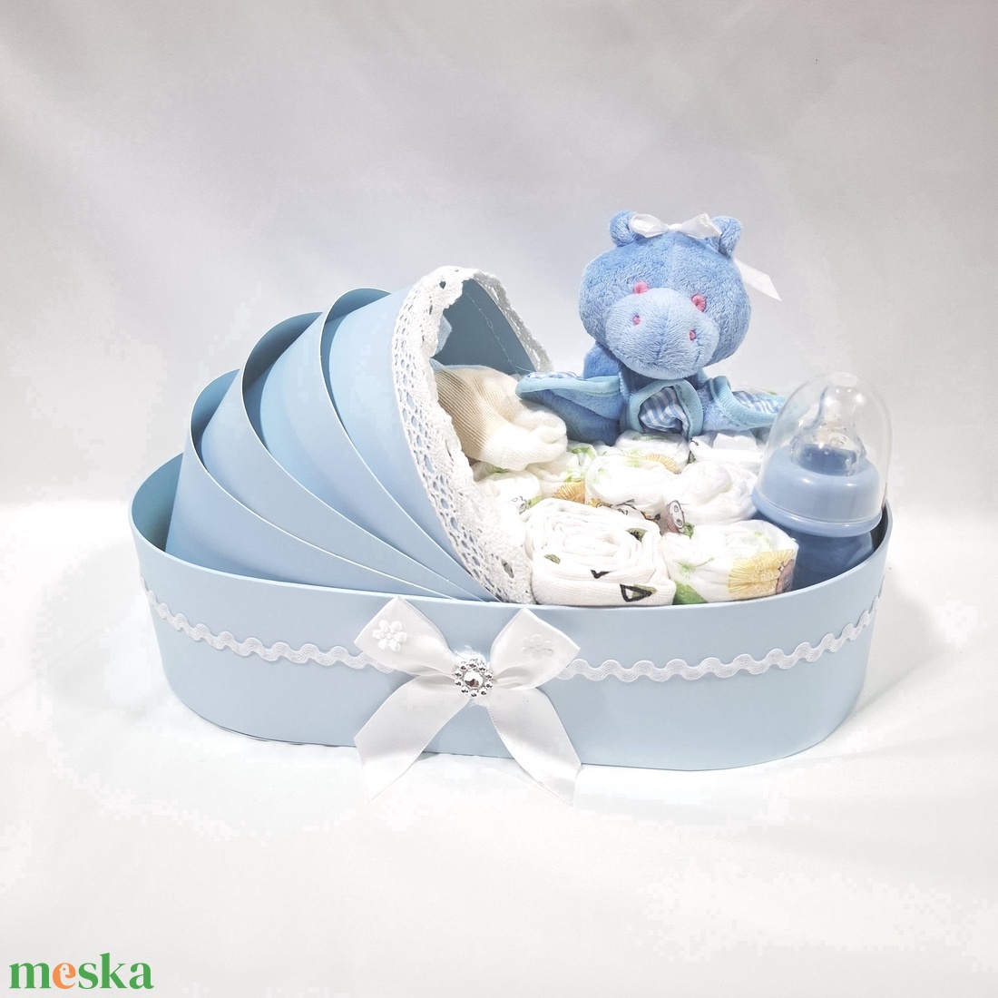 Maci bölcső pelenkatorta  2-5 kg, pelenkatorony, babaváró csomag - baba - mama - pelenkázó, babafürdető kellékek - pelenkatorta - Meska.hu