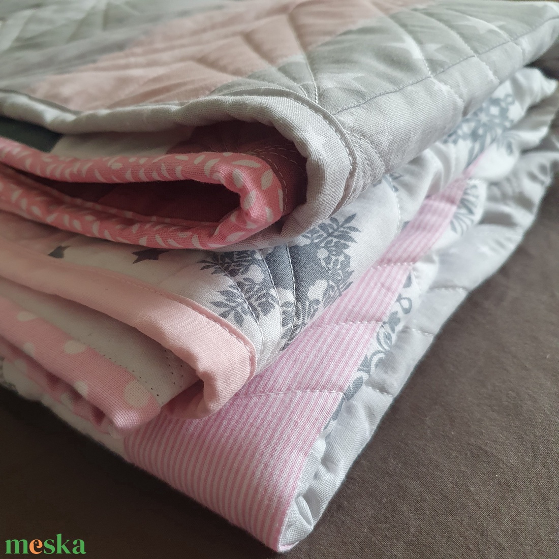 Egyedi gyerektakaró, kétoldalú, mályva-rózsaszín-szürke színekben - Stripes quilt - otthon & életmód - babaszoba, gyerekszoba - babatakaró, gyerek pléd - Meska.hu Egyedi gyerektakaró, kétoldalú, mályva-rózsaszín-szürke színekben - Stripes quilt - otthon & életmód - babaszoba, gyerekszoba - babatakaró, gyerek pléd - Meska.hu