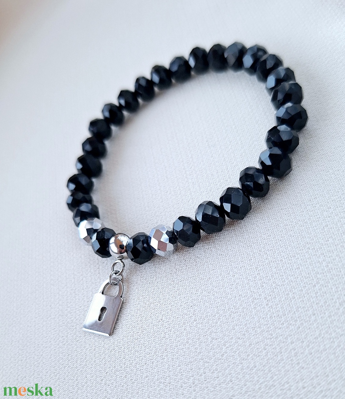 Gyöngy karkötő acél medállal - ékszer - karkötő - gyöngyös karkötő - Meska.hu