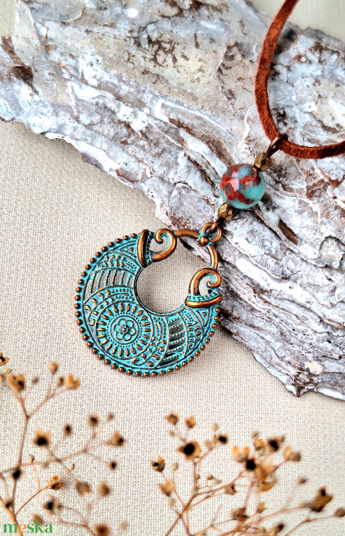 Bőr nyaklánc medállal - ékszer - nyaklánc - hosszú nyaklánc - Meska.hu