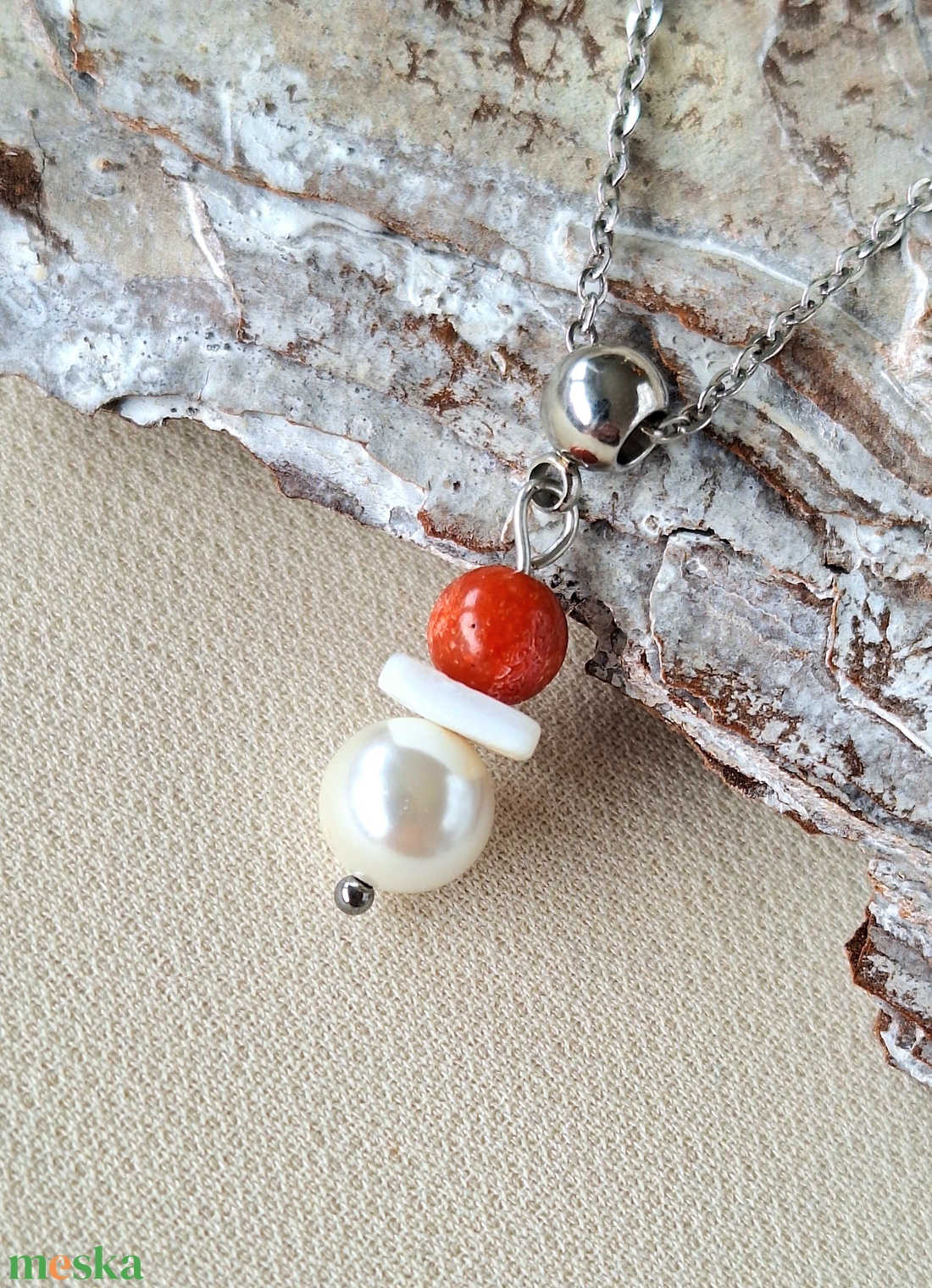 Gyöngy és korall medálos acél nyaklánc - ékszer - nyaklánc - gyöngyös nyaklánc - Meska.hu
