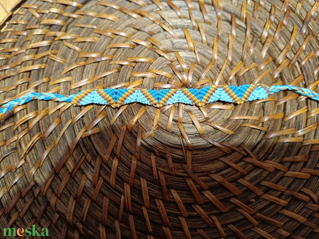 Háromszöges karkötő - ékszer - karkötő - fonott karkötő - Meska.hu