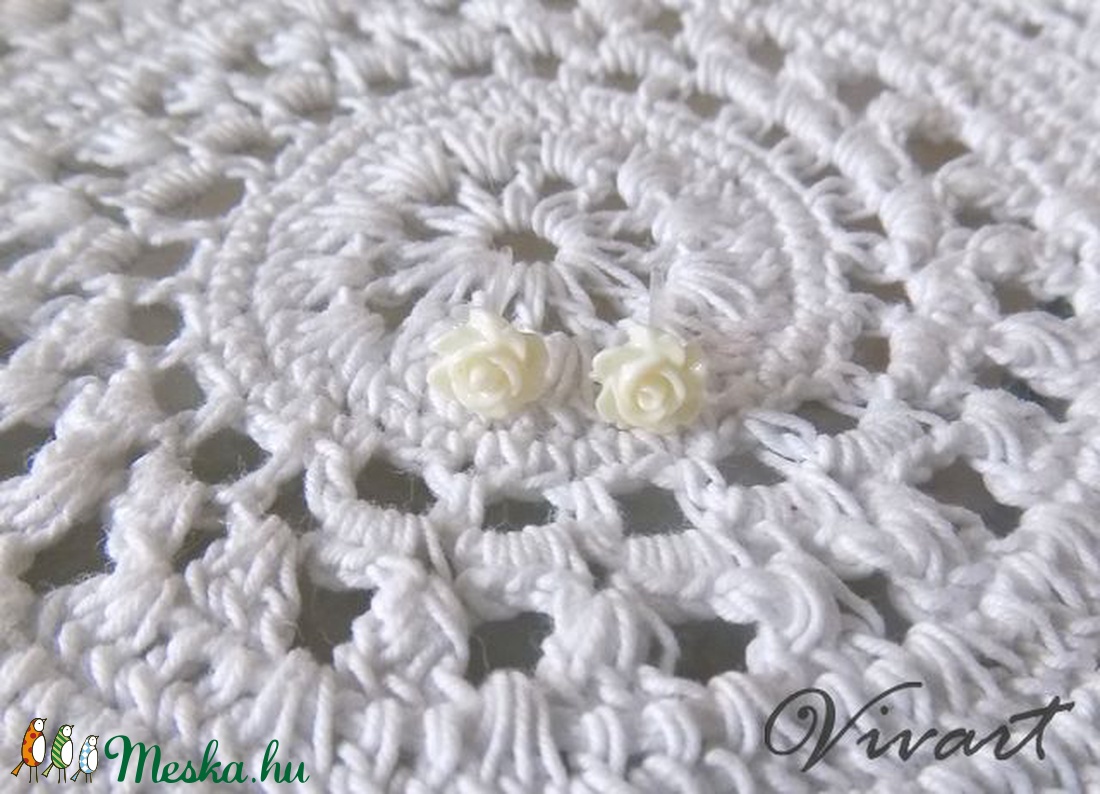 Fehér rózsás fülbevaló fémmentes petrinescu részére -  - Meska.hu