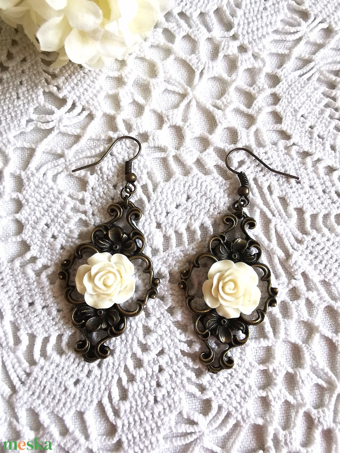 Fehér rózsás fülbevaló  - ékszer - fülbevaló - lógó fülbevaló - Meska.hu