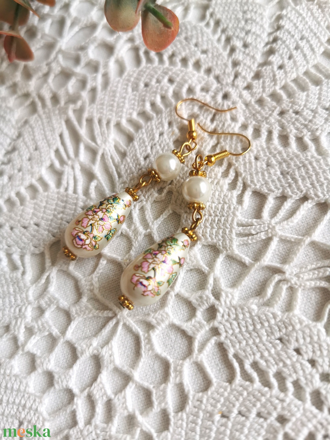 Gyönyörű lógós fülbevaló - fehér - ékszer - fülbevaló - lógó fülbevaló - Meska.hu