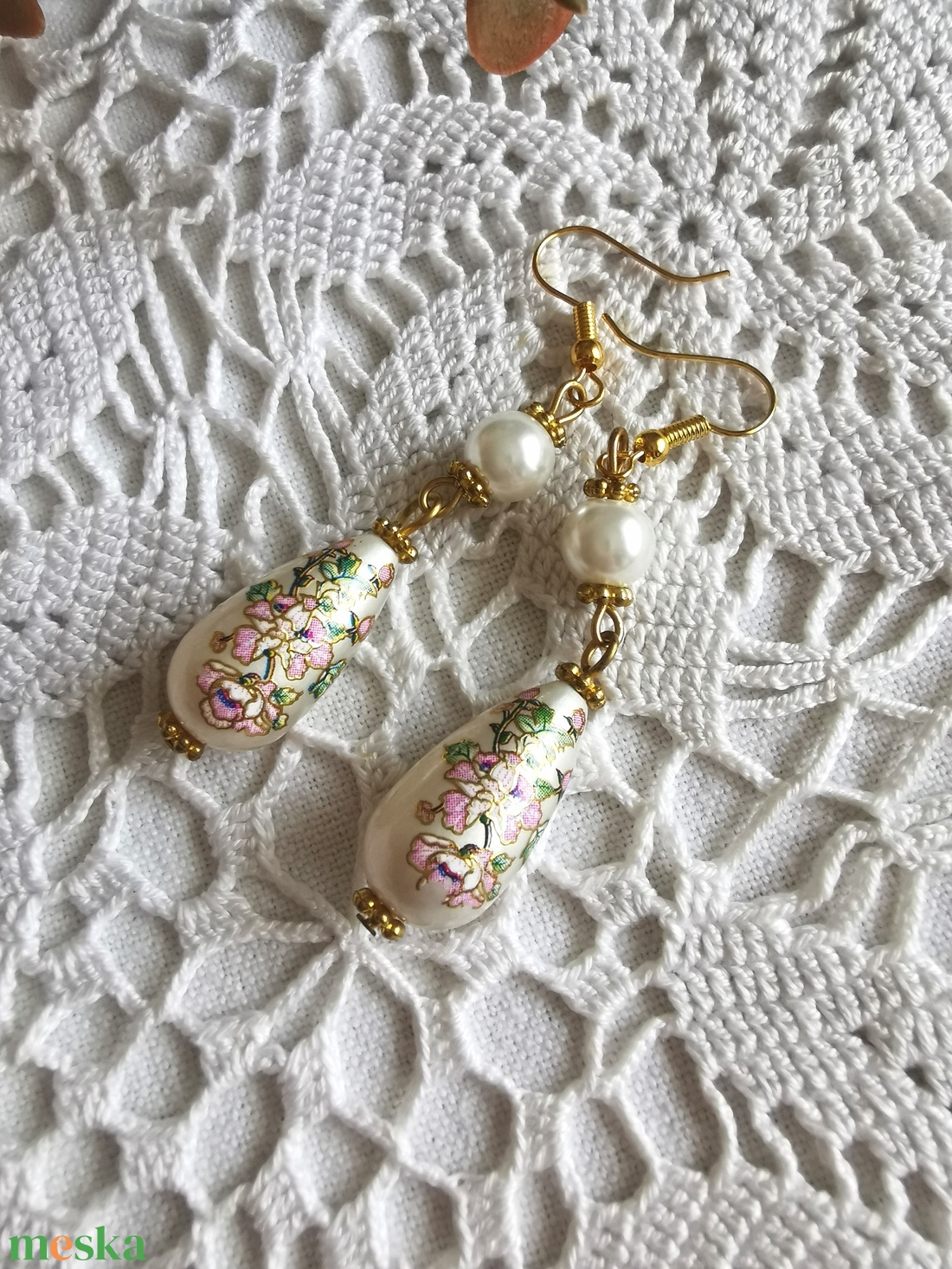 Gyönyörű lógós fülbevaló - fehér - ékszer - fülbevaló - lógó fülbevaló - Meska.hu