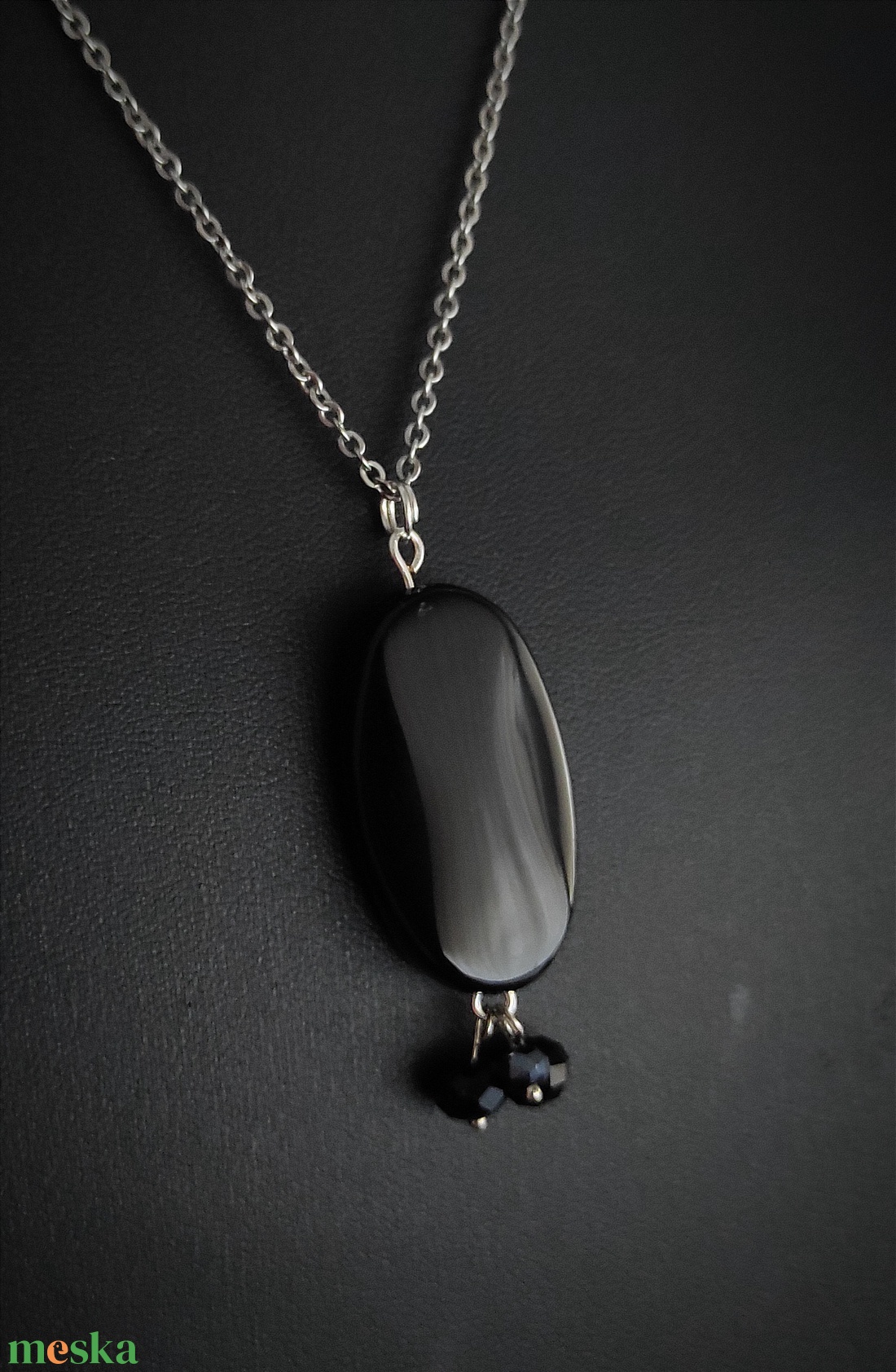 Fekete medálos nyaklánc - ékszer - nyaklánc - medálos nyaklánc - Meska.hu