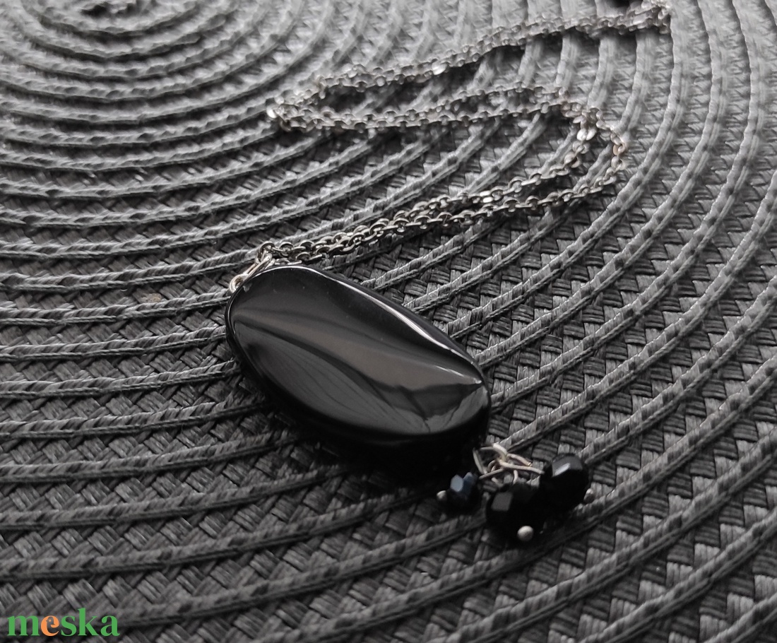 Fekete medálos nyaklánc - ékszer - nyaklánc - medálos nyaklánc - Meska.hu