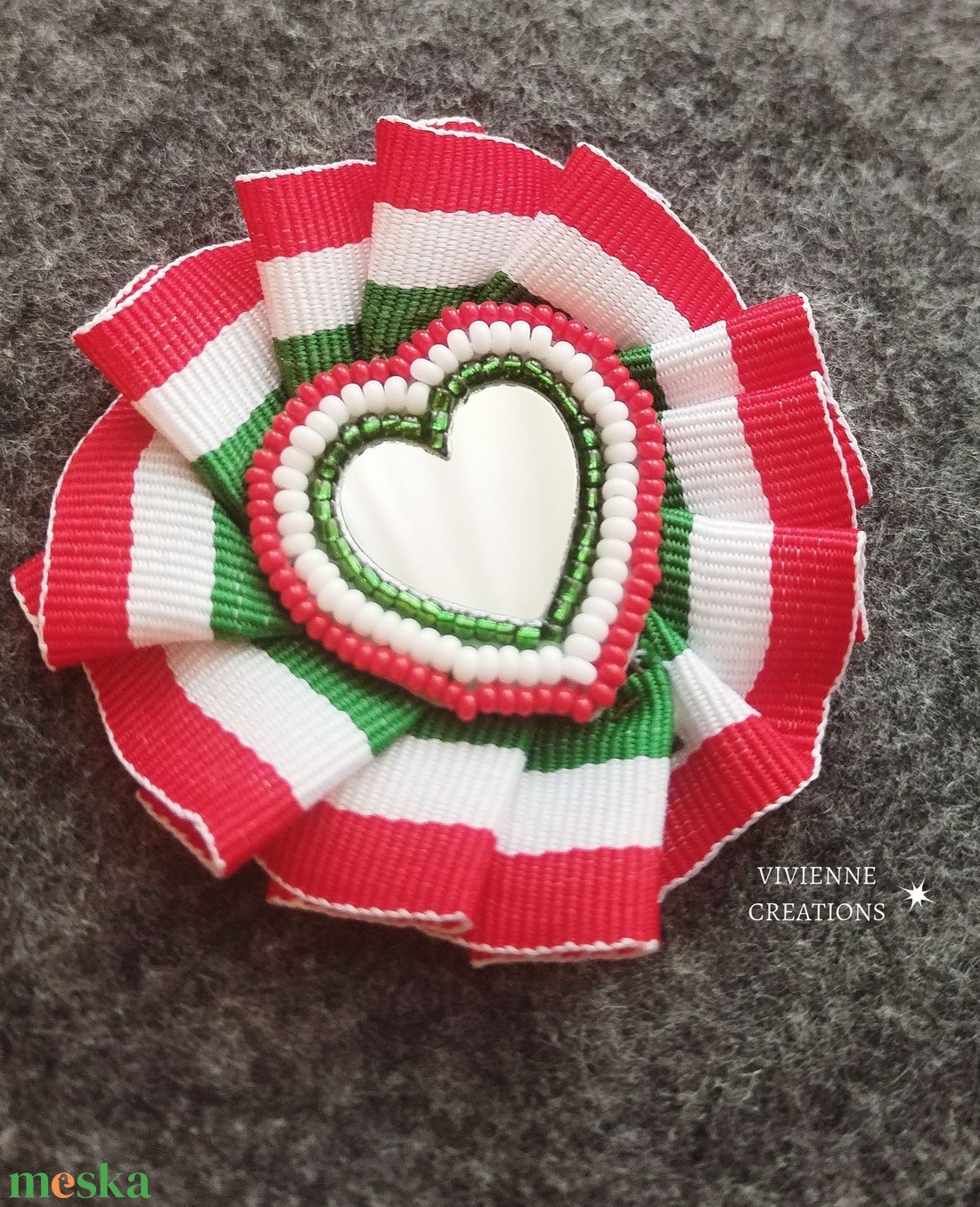 Tükrös szíves Kokárda - ékszer - kitűző és bross - Meska.hu