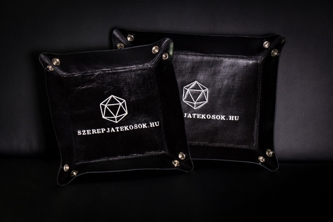 Szerepjatekosok.hu feliratú kockadobó tálca - játék & sport - táblajáték és kártyajáték - társasjátékok - dobókocka - Meska.hu