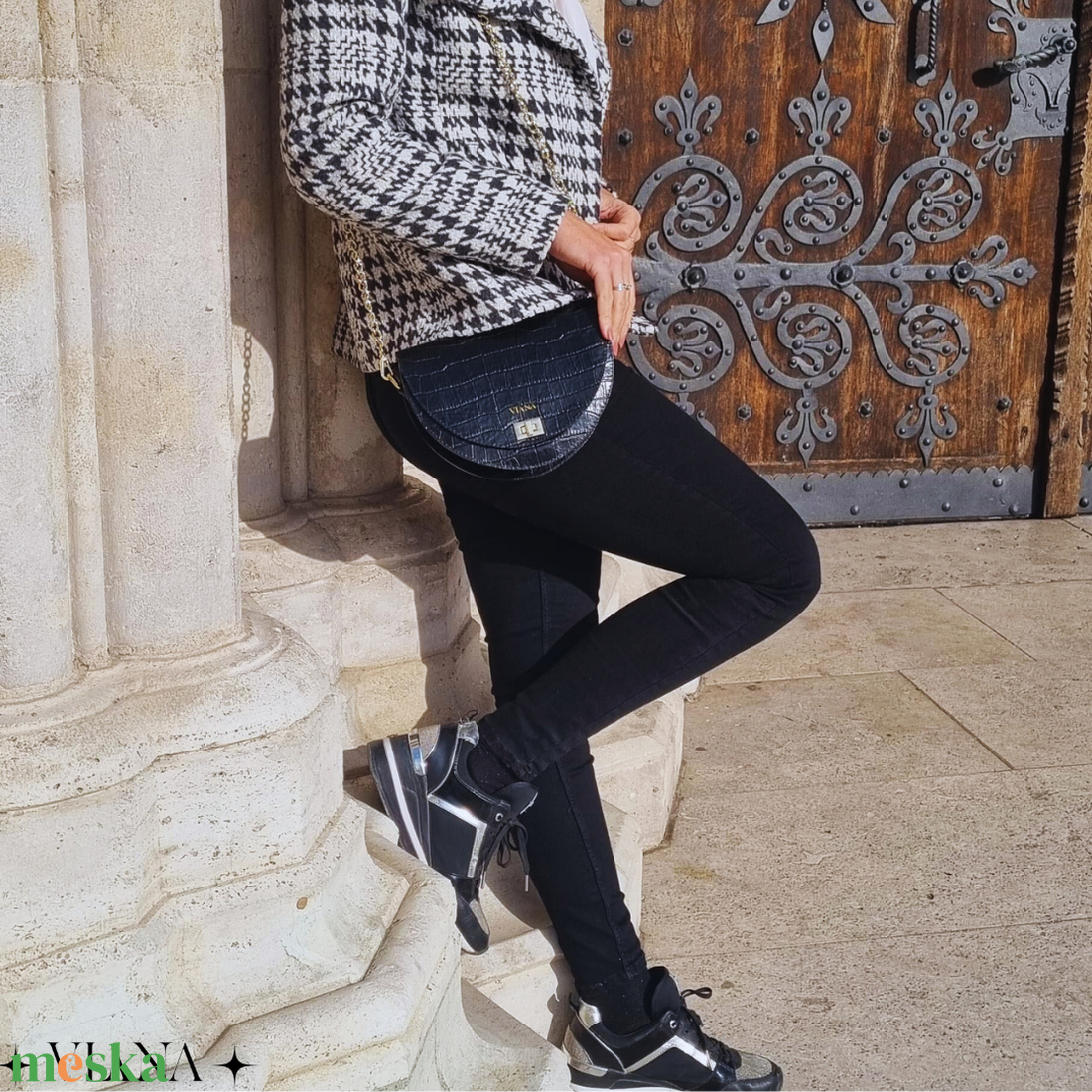 Félhold alakú  fekete krokodil mintás bőrtáska - választható pánttal - monogram nyomással (opcionális) - táska & tok - kézitáska & válltáska - alkalmi táska - Meska.hu