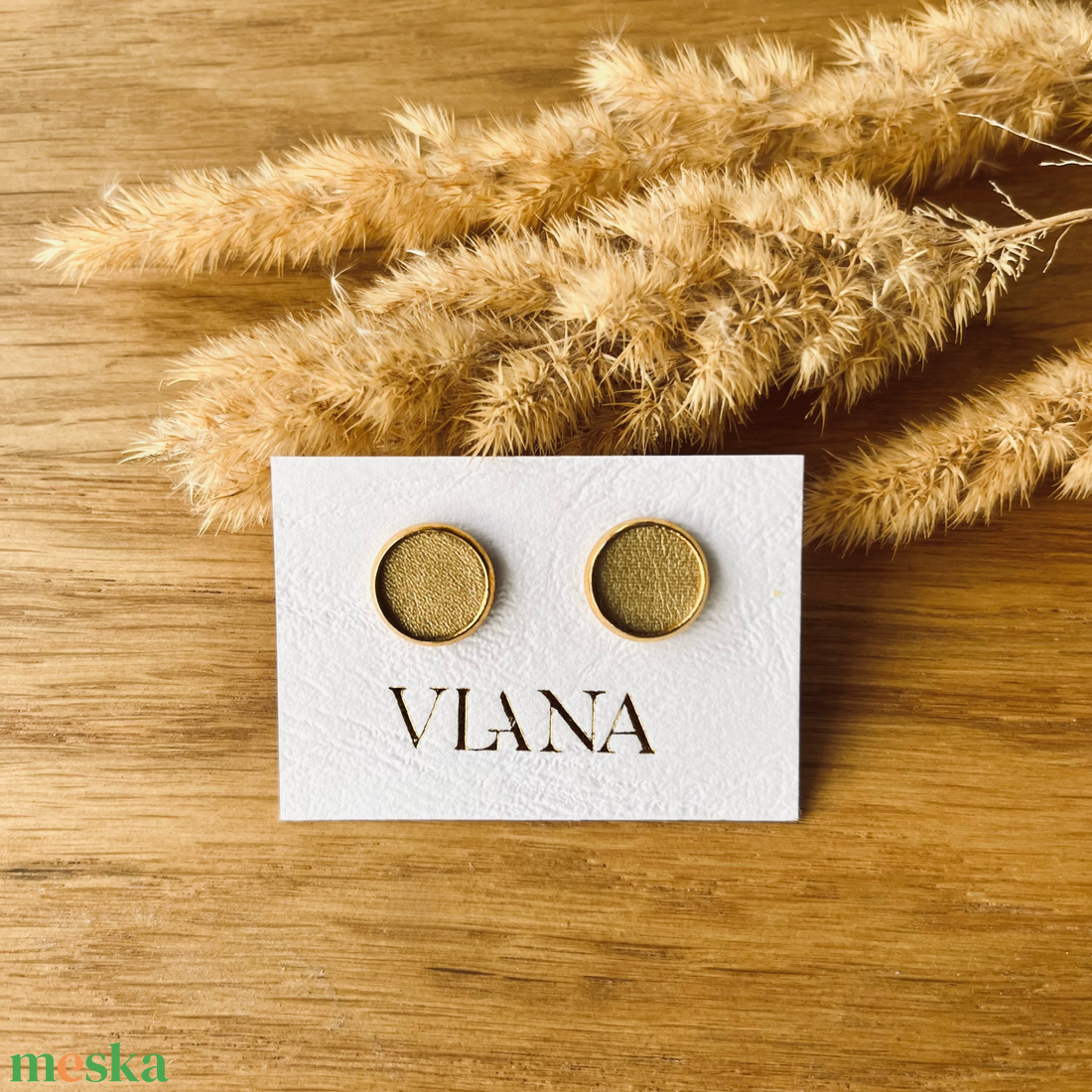 Kerek fülbevaló arany színű bőrrel - ékszer - fülbevaló - pötty fülbevaló - Meska.hu