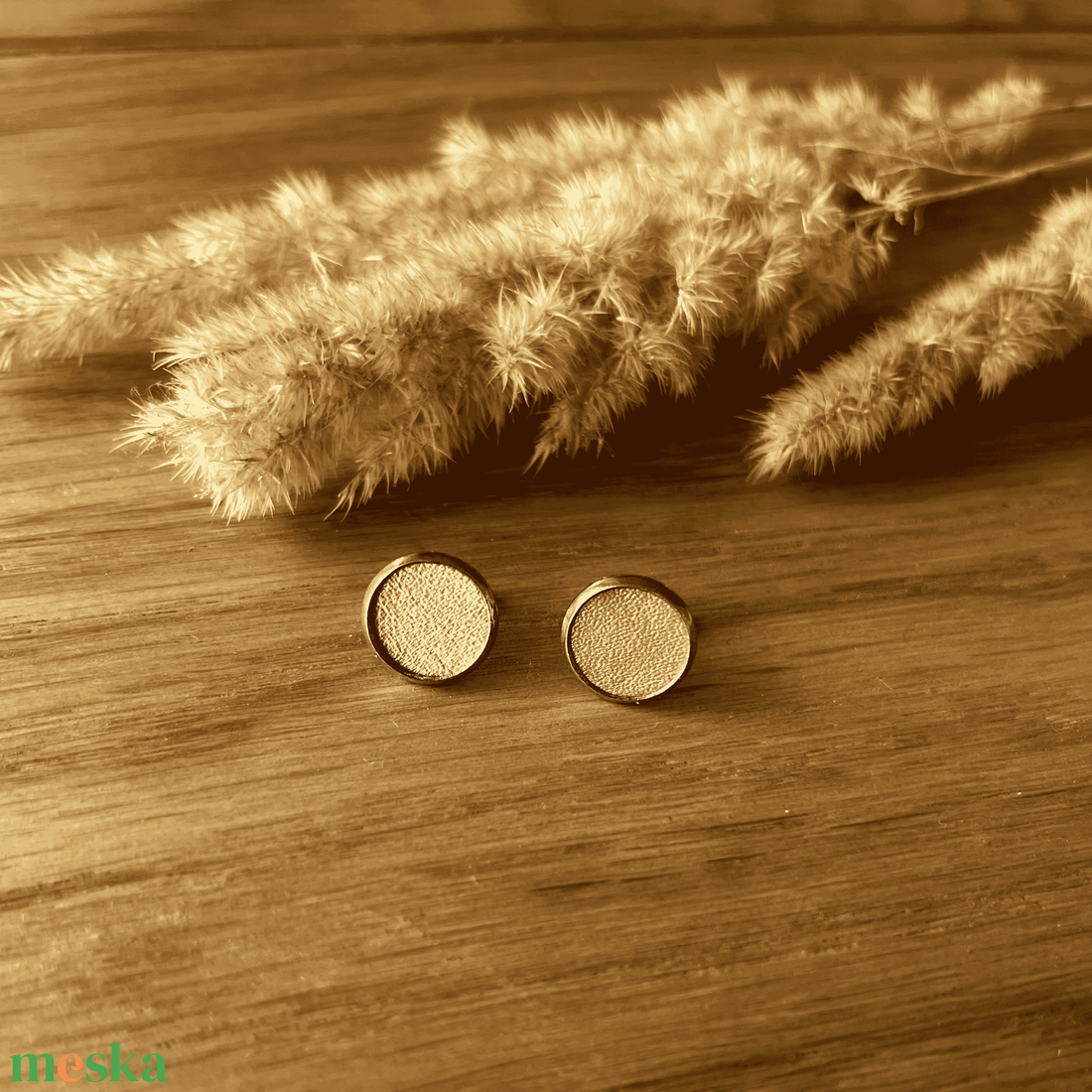 Kerek fülbevaló arany színű bőrrel - ékszer - fülbevaló - pötty fülbevaló - Meska.hu