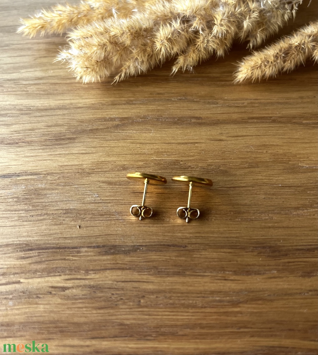 Kerek fülbevaló arany színű bőrrel - ékszer - fülbevaló - pötty fülbevaló - Meska.hu