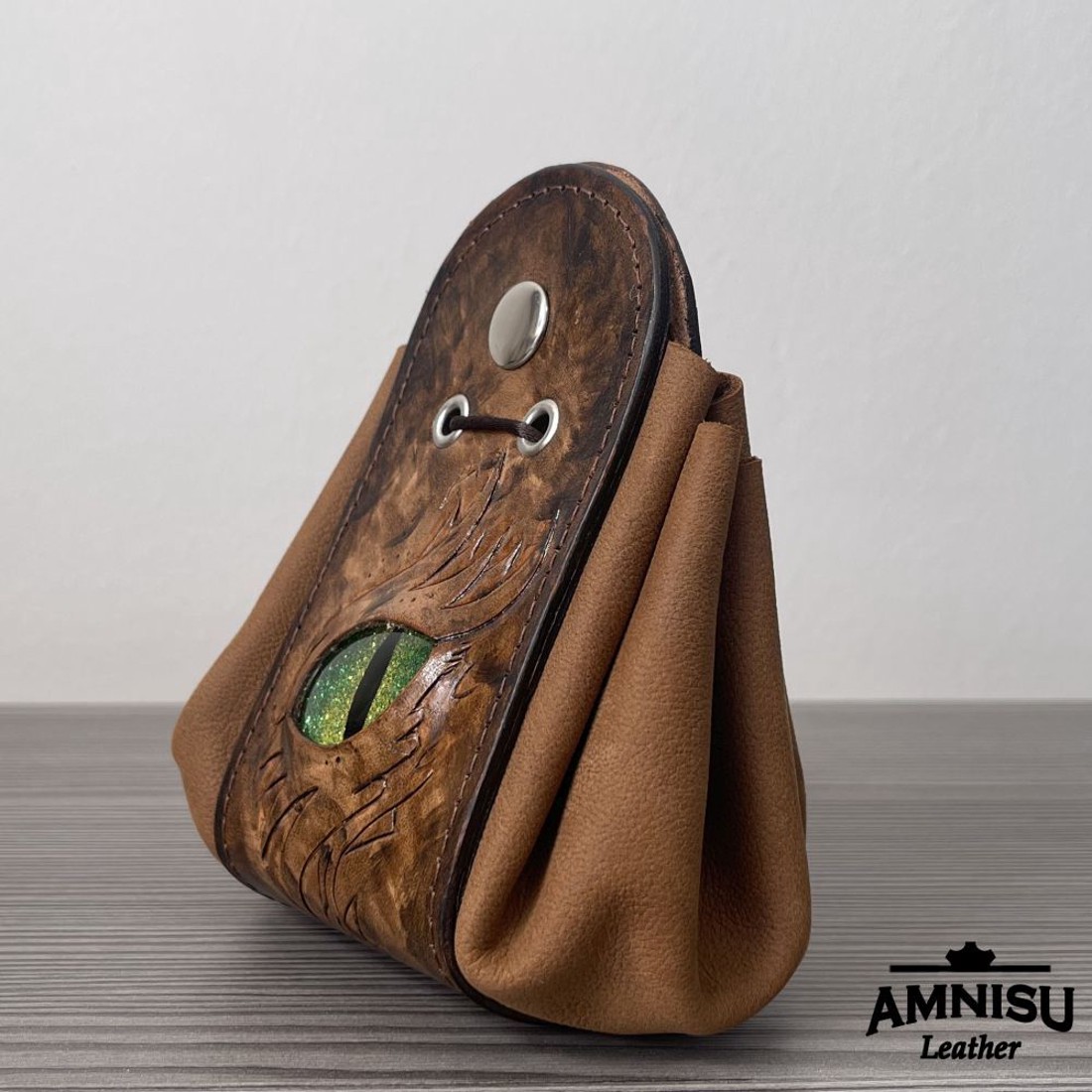 Barna - zöld sárkányszemes bőr 2in1 szütyő és kockatálca - Helena - játék & sport - szerepjáték - Meska.hu