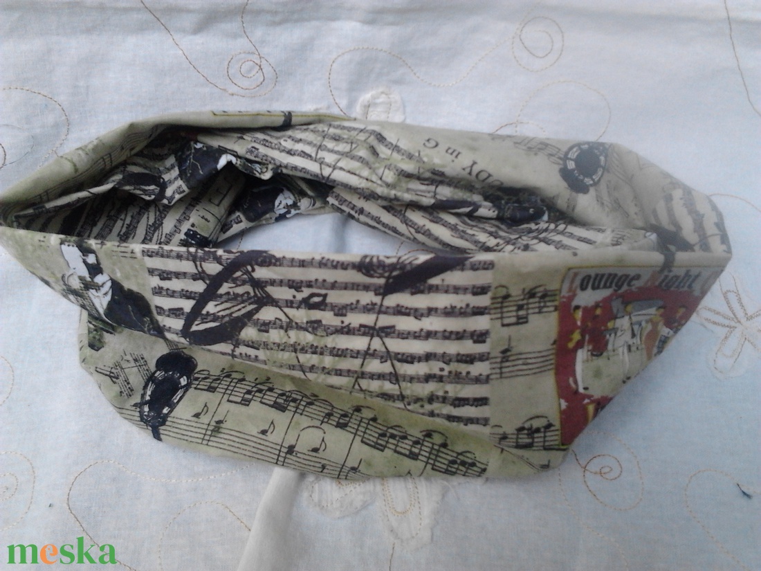 Zöldben is átölel a zene, sál,  körsál - ruha & divat - sál, sapka, kendő - sál - Meska.hu