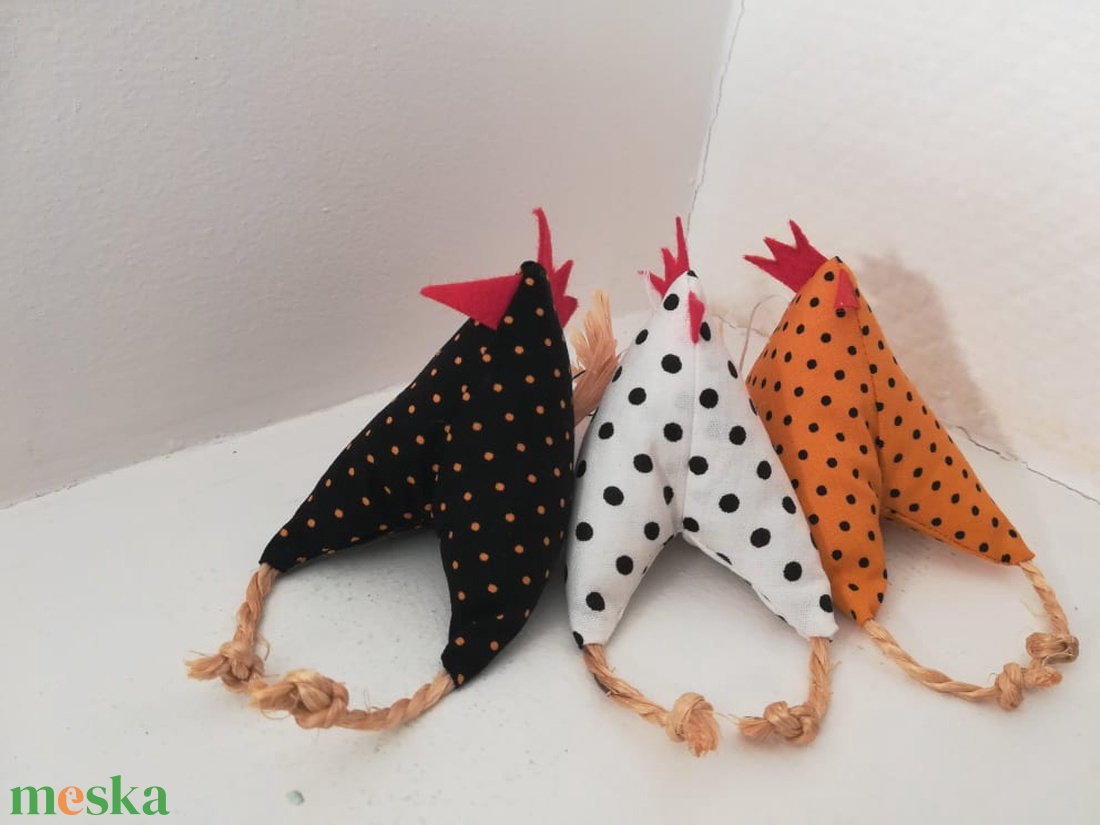 Tyúkocskák, húsvéti dekoráció - otthon & életmód - dekoráció - ajtó- és ablak dekoráció - ajtódísz & kopogtató - Meska.hu