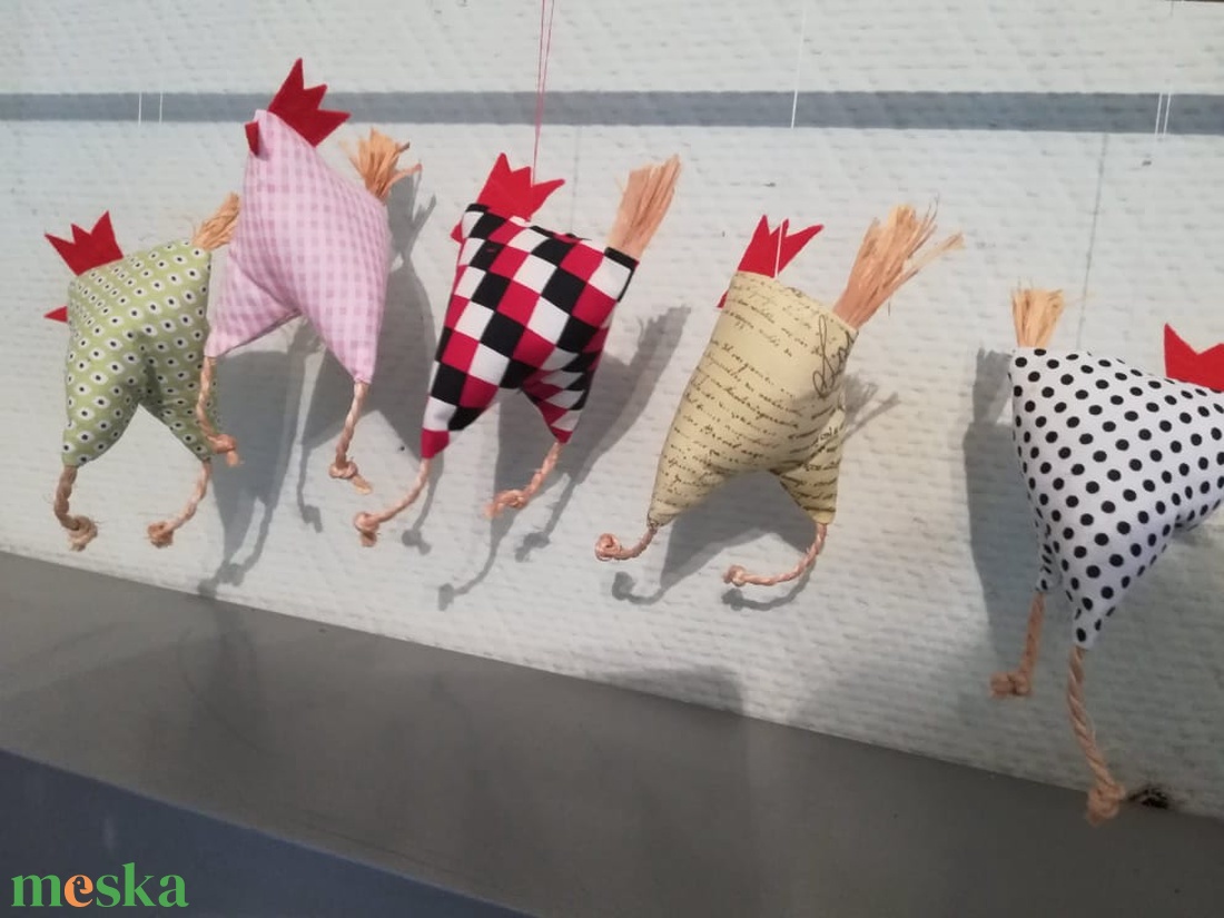 Tyúkocskák, húsvéti dekoráció - otthon & életmód - dekoráció - fali és függő dekoráció - függődísz - Meska.hu