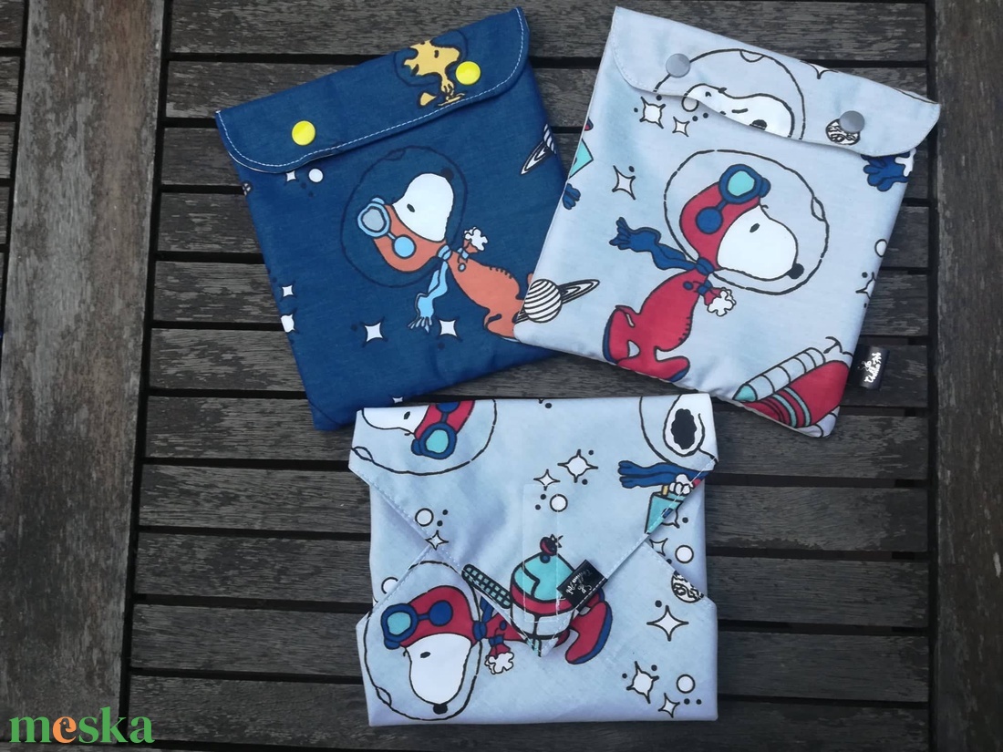 NoWaste, ujraszalvéta és snackbag, Snoopy az ürben, szürke - táska & tok - uzsonna- & ebéd tartó - szendvics csomagoló - Meska.hu NoWaste, ujraszalvéta és snackbag, Snoopy az ürben, szürke - táska & tok - uzsonna- & ebéd tartó - szendvics csomagoló - Meska.hu