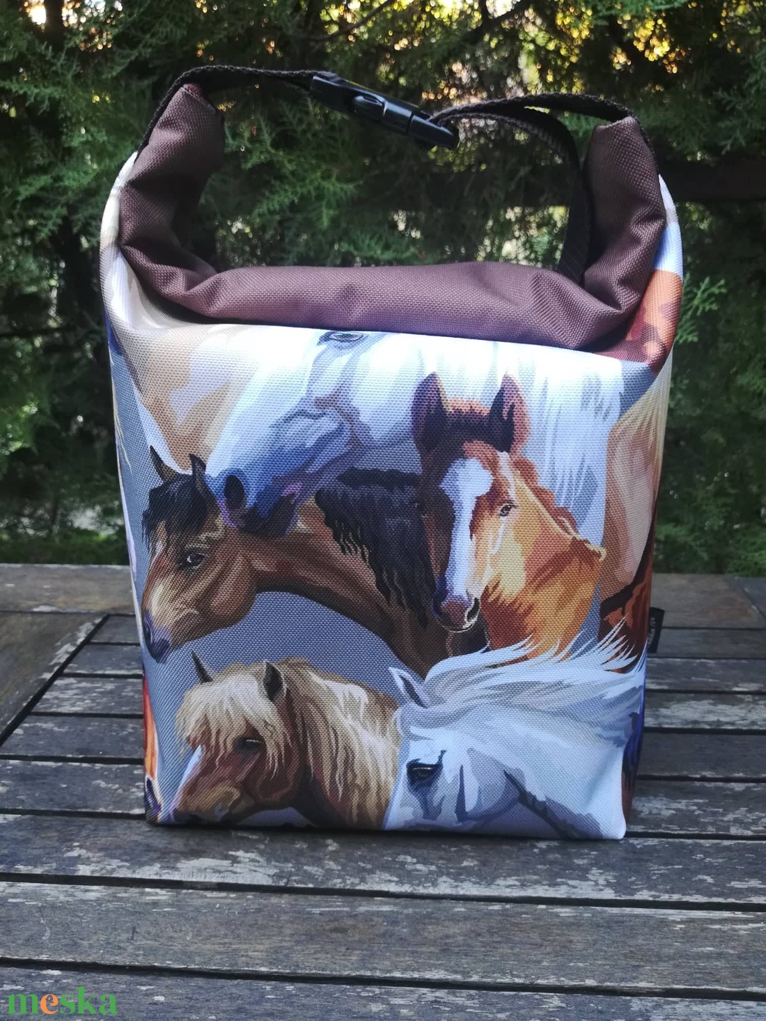 Uzsonnás táska , vízlepergető anyagból, lovak - táska & tok - uzsonna- & ebéd tartó - ebéd tasak, doboz - Meska.hu