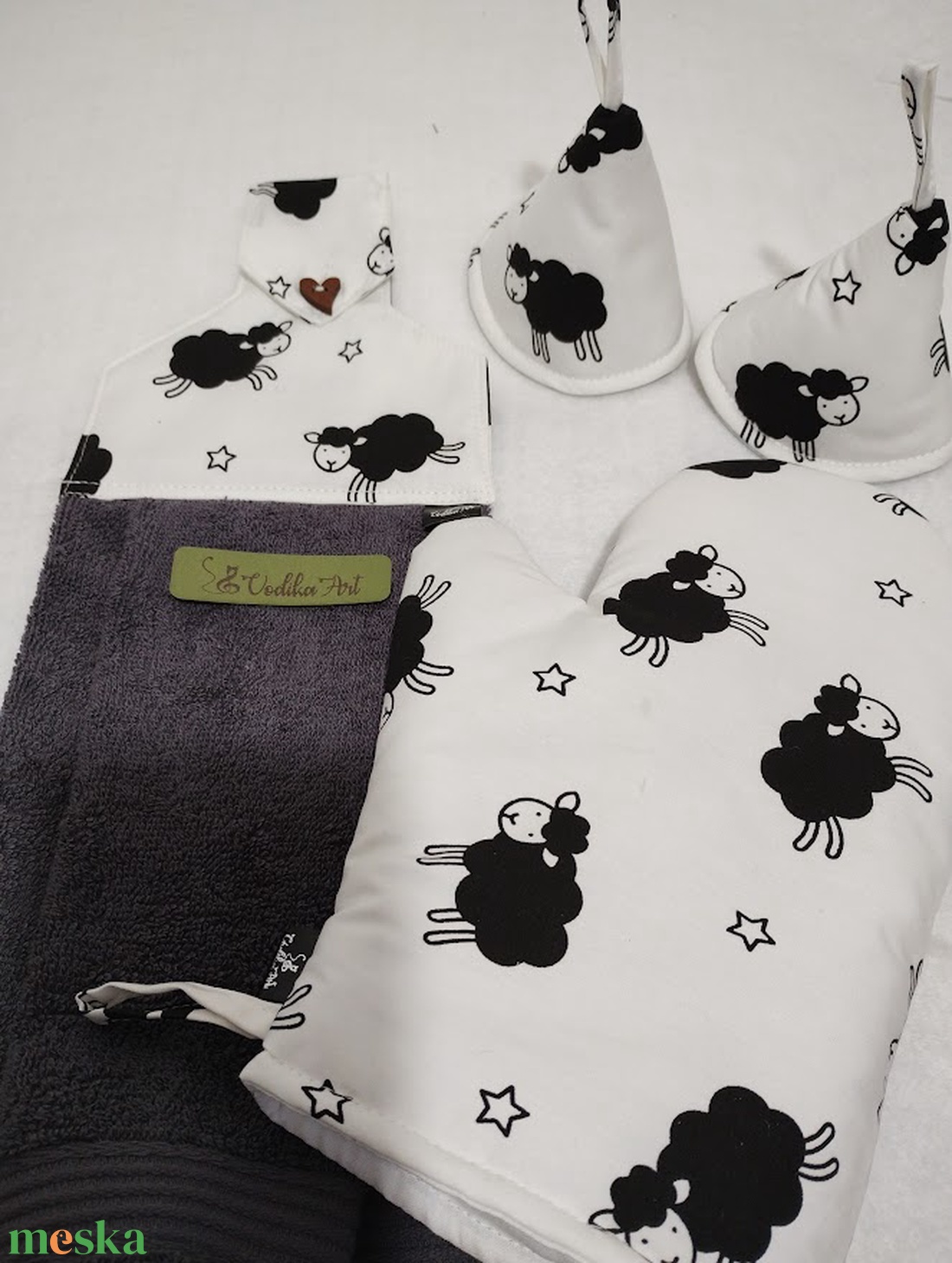 Manósapka, fülfogó, fekete bárányok - otthon & életmód - konyhafelszerelés, tálalás - konyhai textil - edényfogó & edényfedő - Meska.hu Manósapka, fülfogó, fekete bárányok - otthon & életmód - konyhafelszerelés, tálalás - konyhai textil - edényfogó & edényfedő - Meska.hu