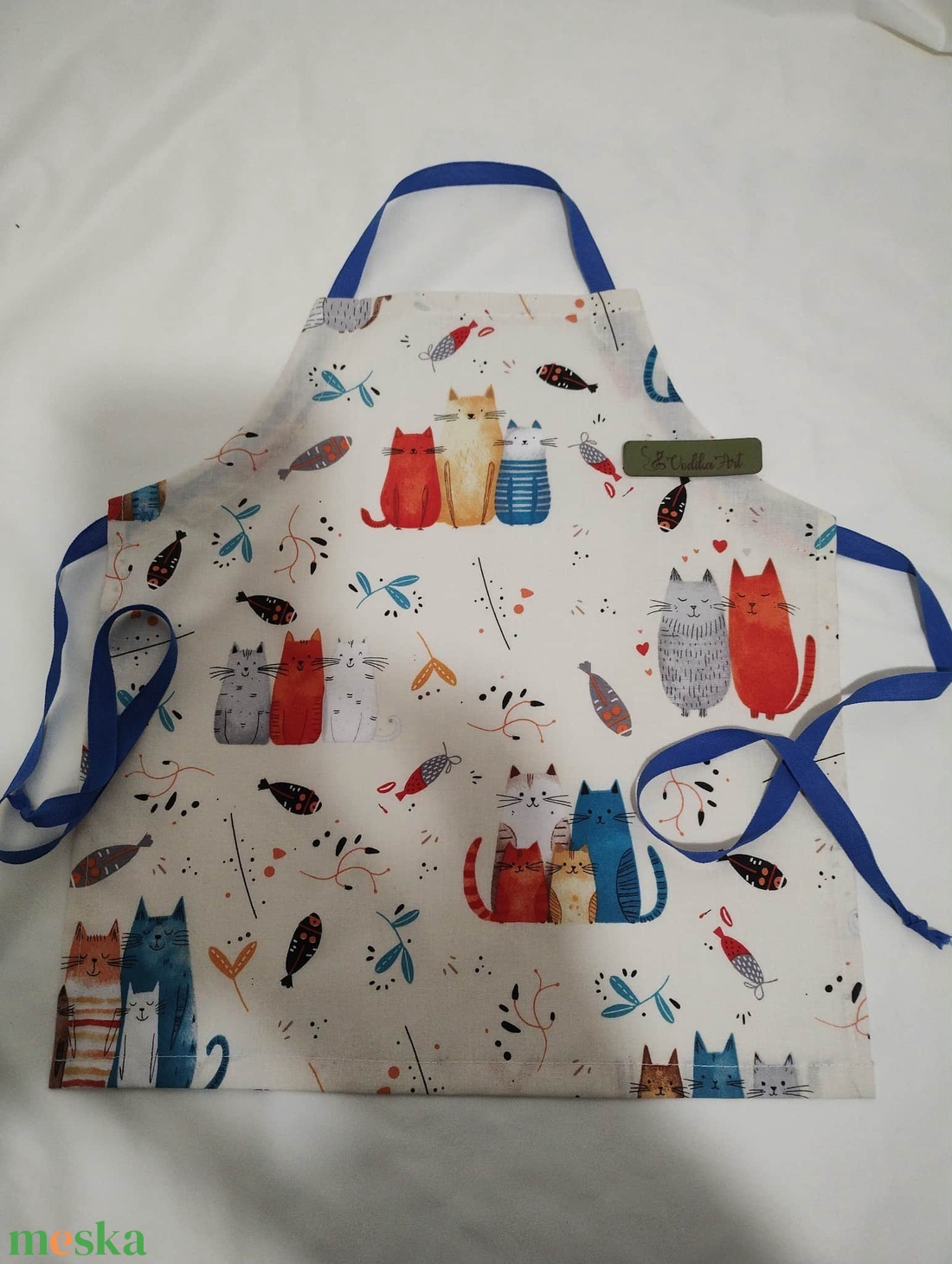 Színes cicusok, gyerek kötény 3-6 évesre - otthon & életmód - konyhafelszerelés, tálalás - konyhai textil - kötény - Meska.hu