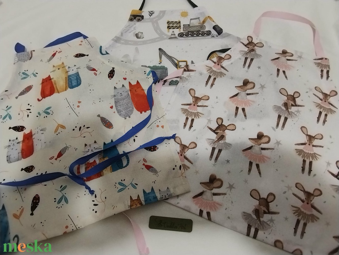 Színes cicusok, gyerek kötény 3-6 évesre - otthon & életmód - konyhafelszerelés, tálalás - konyhai textil - kötény - Meska.hu