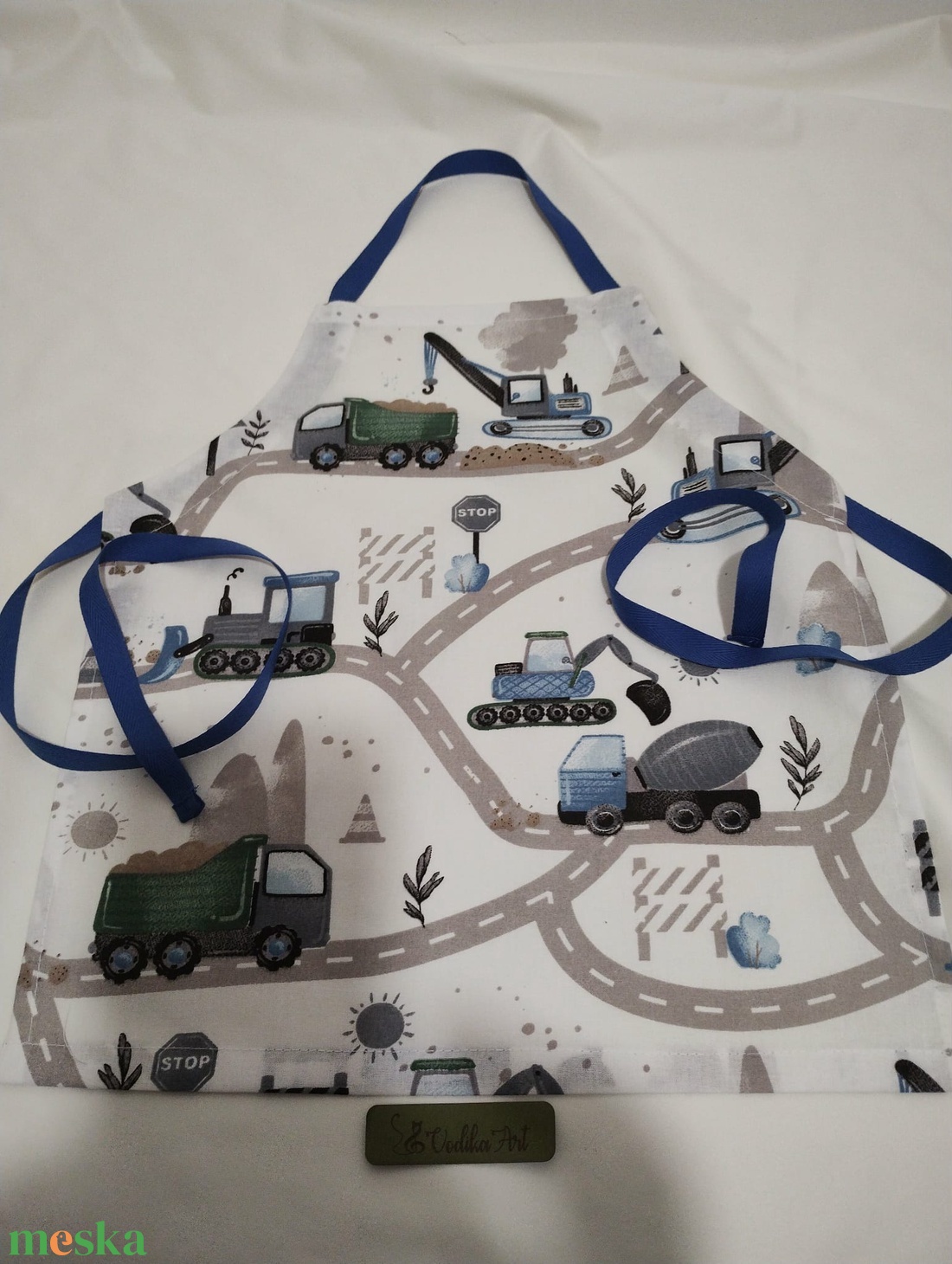 Munkagépek,  gyerek kötény 3-6 évesre, kék - otthon & életmód - konyhafelszerelés, tálalás - konyhai textil - kötény - Meska.hu