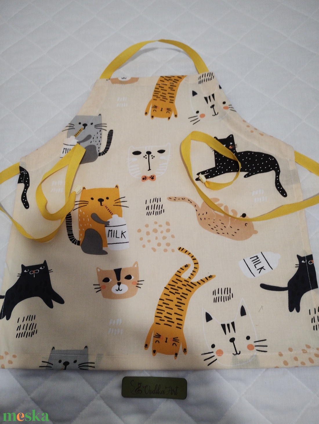 Sárga és fekete cicusok, gyerek kötény 3-6 évesre - otthon & életmód - konyhafelszerelés, tálalás - konyhai textil - kötény - Meska.hu