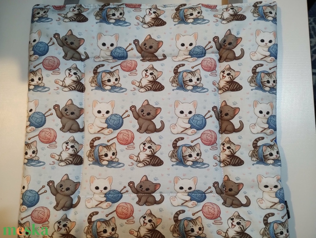 Székpárna , cicák azokkal a bizonyos gombolyagokkal... - otthon & életmód - lakástextil - székpárna, huzat - Meska.hu