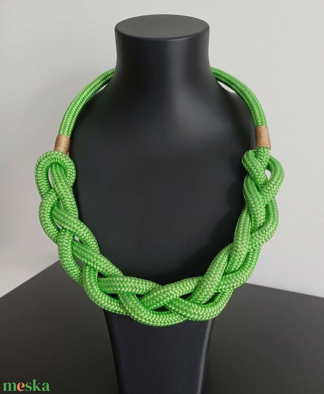 Kézműves fonott hajókötél nyaklánc � almazöld és arany színekben - ékszer - nyaklánc - statement nyaklánc - Meska.hu