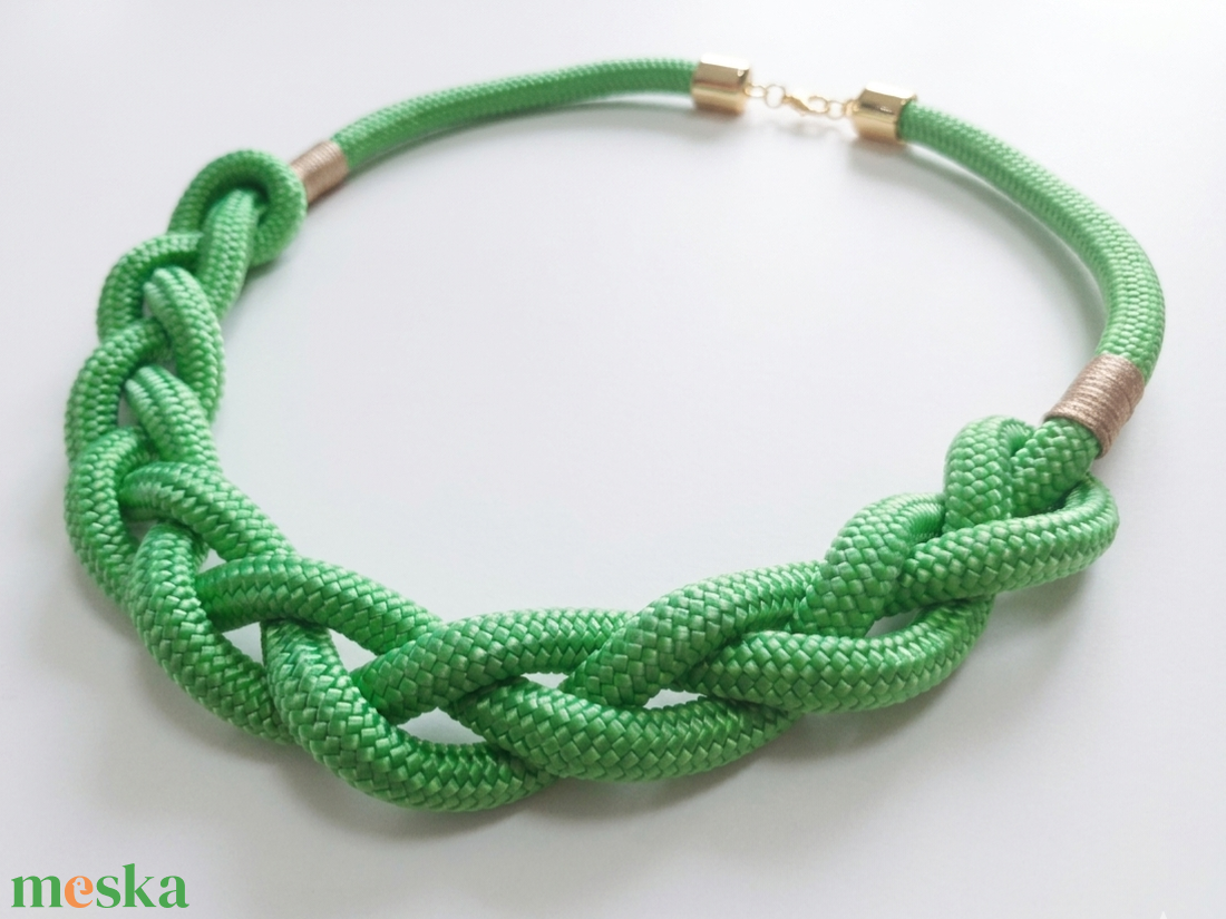 Kézműves fonott hajókötél nyaklánc � almazöld és arany színekben - ékszer - nyaklánc - statement nyaklánc - Meska.hu