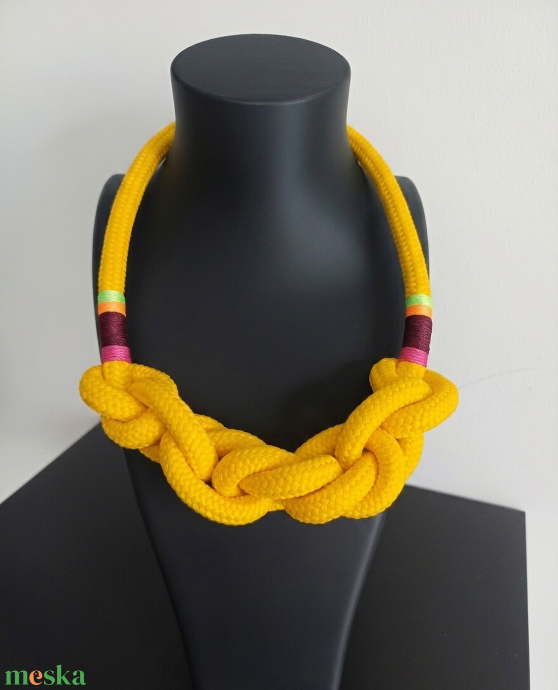 Kézműves fonott hajókötél nyaklánc � élénksárga, színes díszítéssel - ékszer - nyaklánc - statement nyaklánc - Meska.hu