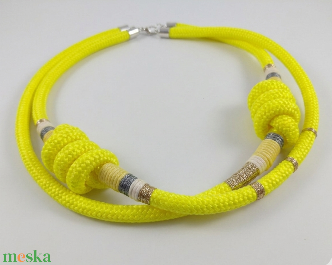 Kézműves kétszálú kötél nyaklánc � neon sárga, ezüst és arany díszítéssel - ékszer - nyaklánc - statement nyaklánc - Meska.hu
