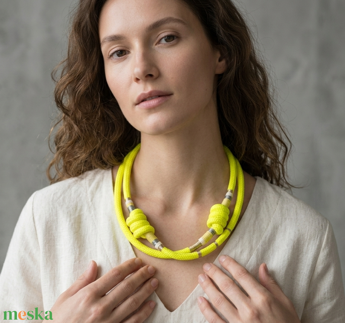Kézműves kétszálú kötél nyaklánc � neon sárga, ezüst és arany díszítéssel - ékszer - nyaklánc - statement nyaklánc - Meska.hu