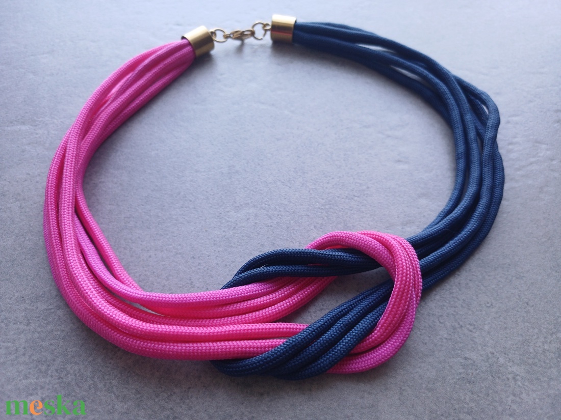 Többszálas csomózott paracord nyaklánc - tengerészkék, pink - ékszer - nyaklánc - statement nyaklánc - Meska.hu