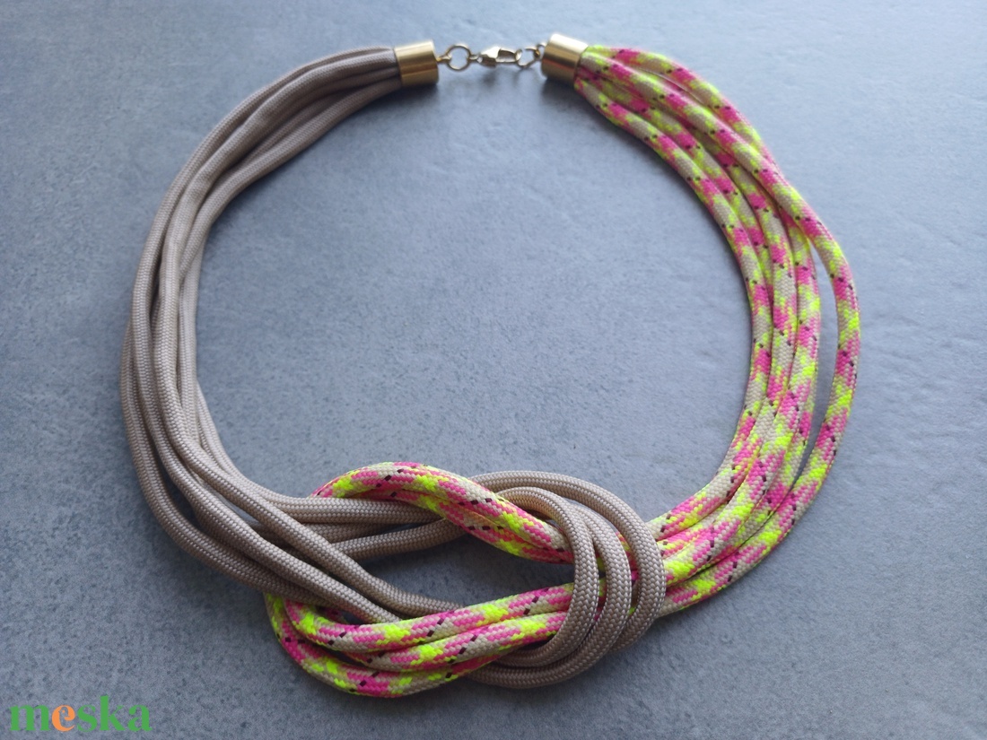 Többszálas csomózott paracord nyaklánc - bézs, pink-sárga tarka - ékszer - nyaklánc - statement nyaklánc - Meska.hu