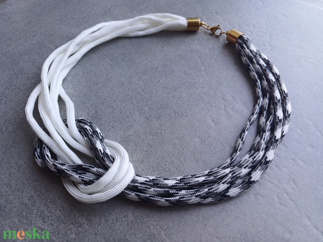 Többszálas csomózott paracord nyaklánc - fehér, pepita - ékszer - nyaklánc - statement nyaklánc - Meska.hu