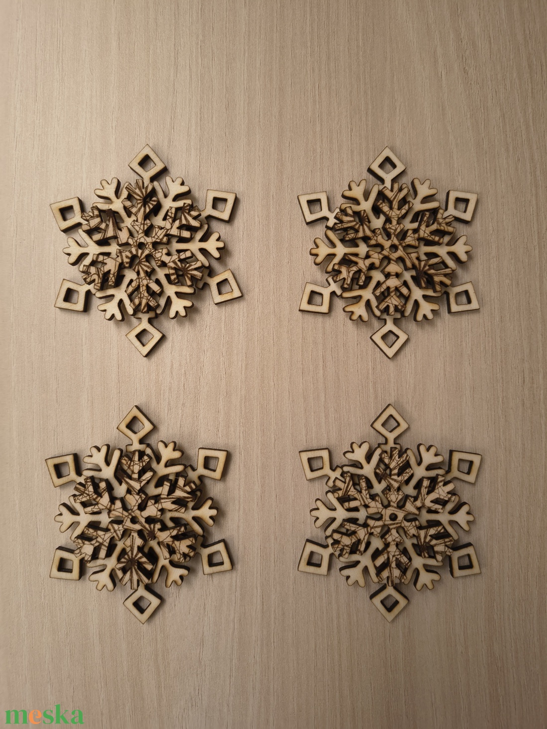 Gravírozott karácsonyi dísz - karácsony - karácsonyi lakásdekoráció - karácsonyfa szoknya, karácsonyfa alátét - Meska.hu