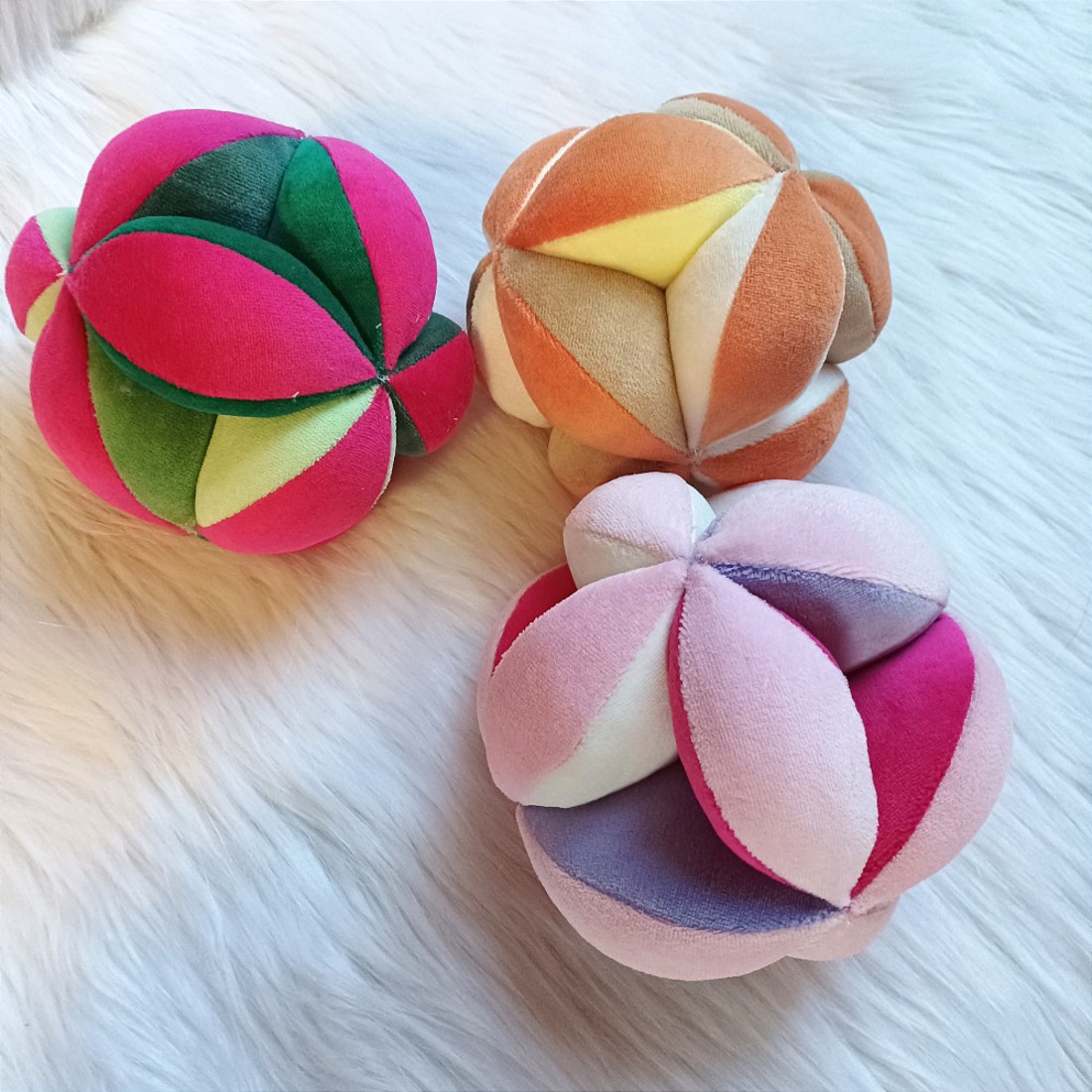 Montessori labda - bézs-sárga, 12 cm - játék & sport - 3 éves kor alattiaknak - babalabda - Meska.hu