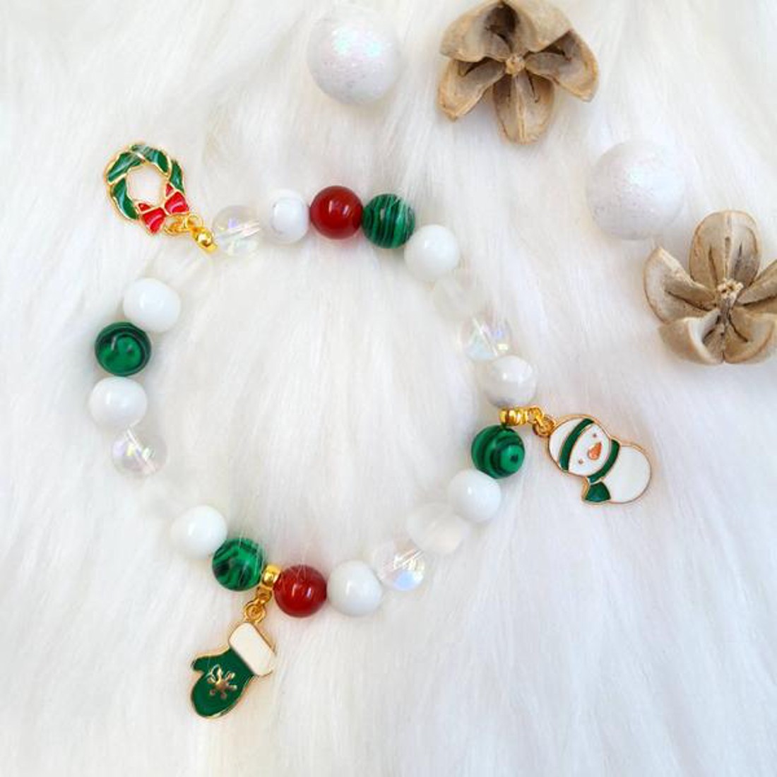 Karácsony charm ásványkarkötő - zöld - ékszer - karkötő - gyöngyös karkötő - Meska.hu