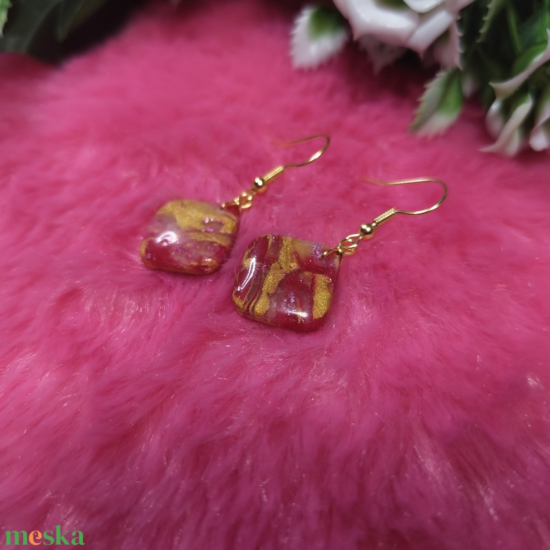 Arany-piros márványos polyclay fülbevaló � négyzetes - ékszer - fülbevaló - lógó fülbevaló - Meska.hu
