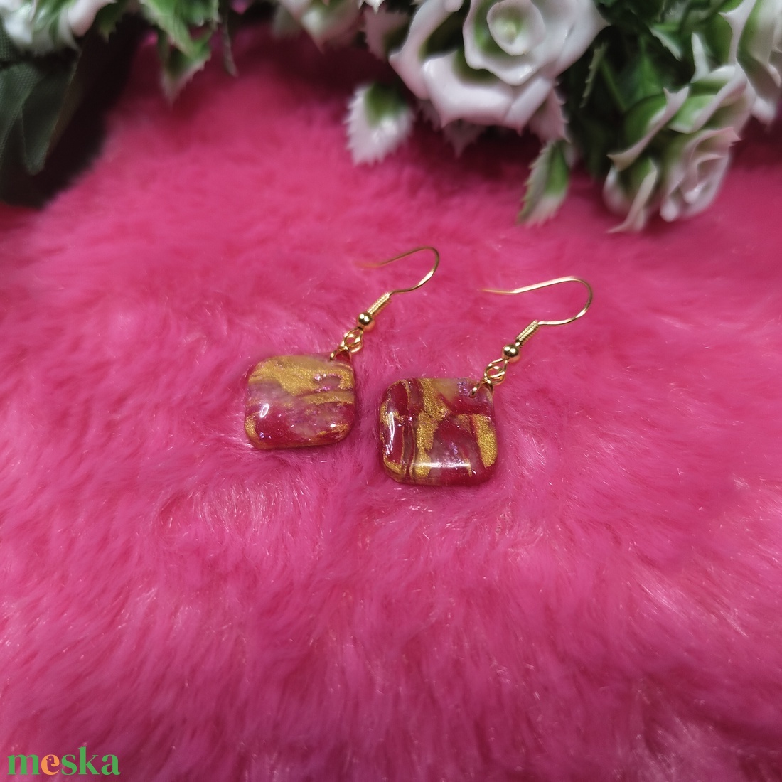 Arany-piros márványos polyclay fülbevaló � négyzetes - ékszer - fülbevaló - lógó fülbevaló - Meska.hu