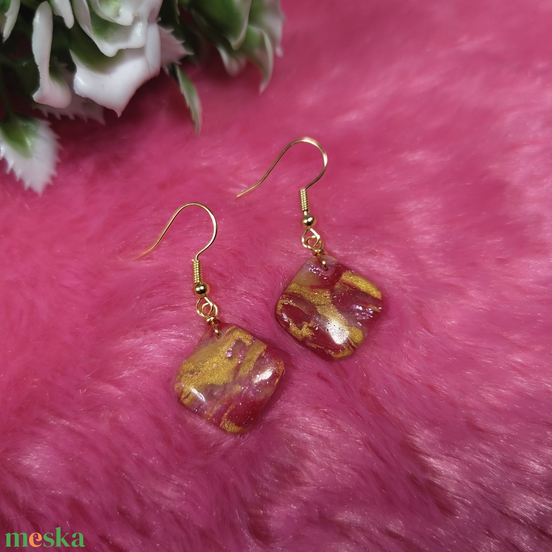 Arany-piros márványos polyclay fülbevaló � négyzetes - ékszer - fülbevaló - lógó fülbevaló - Meska.hu