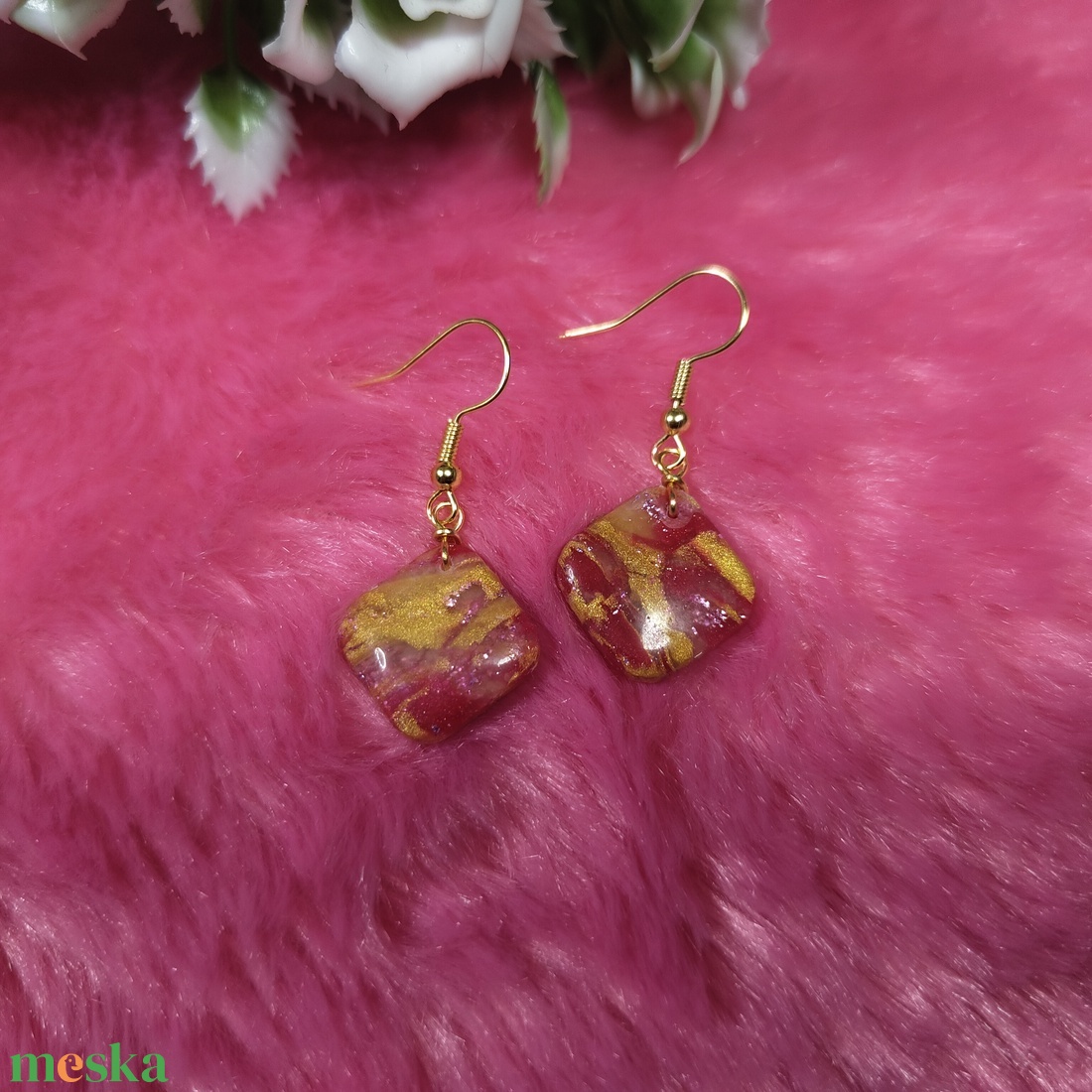 Arany-piros márványos polyclay fülbevaló � négyzetes - ékszer - fülbevaló - lógó fülbevaló - Meska.hu