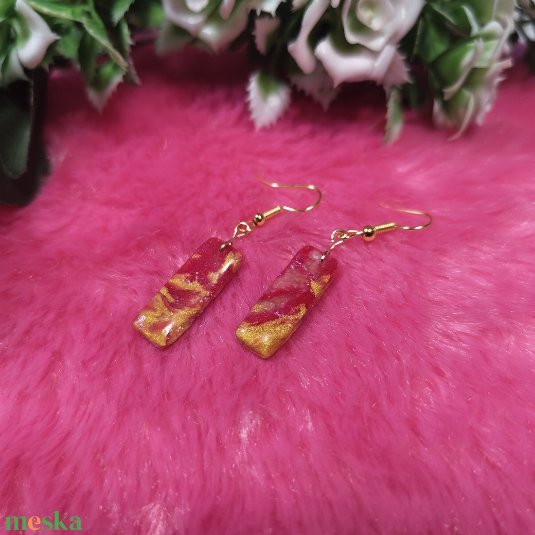 Arany-piros márványos polyclay fülbevaló � téglalap - ékszer - fülbevaló - lógó fülbevaló - Meska.hu