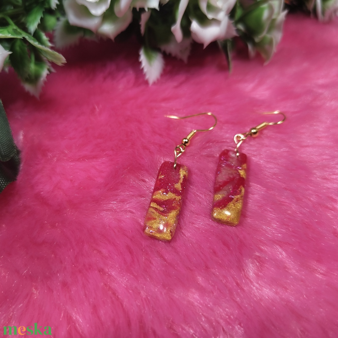 Arany-piros márványos polyclay fülbevaló � téglalap - ékszer - fülbevaló - lógó fülbevaló - Meska.hu