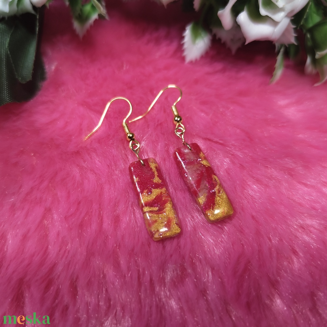 Arany-piros márványos polyclay fülbevaló � téglalap - ékszer - fülbevaló - lógó fülbevaló - Meska.hu