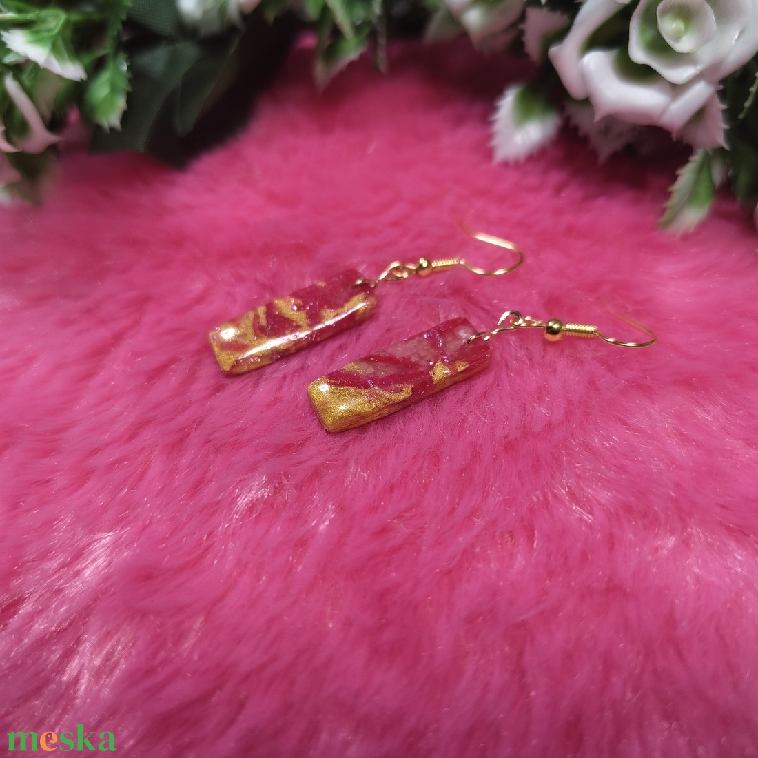 Arany-piros márványos polyclay fülbevaló � téglalap - ékszer - fülbevaló - lógó fülbevaló - Meska.hu