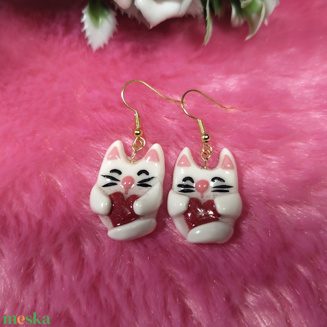 Szívecskés polyclay cica fülbevaló - ékszer - fülbevaló - lógó fülbevaló - Meska.hu